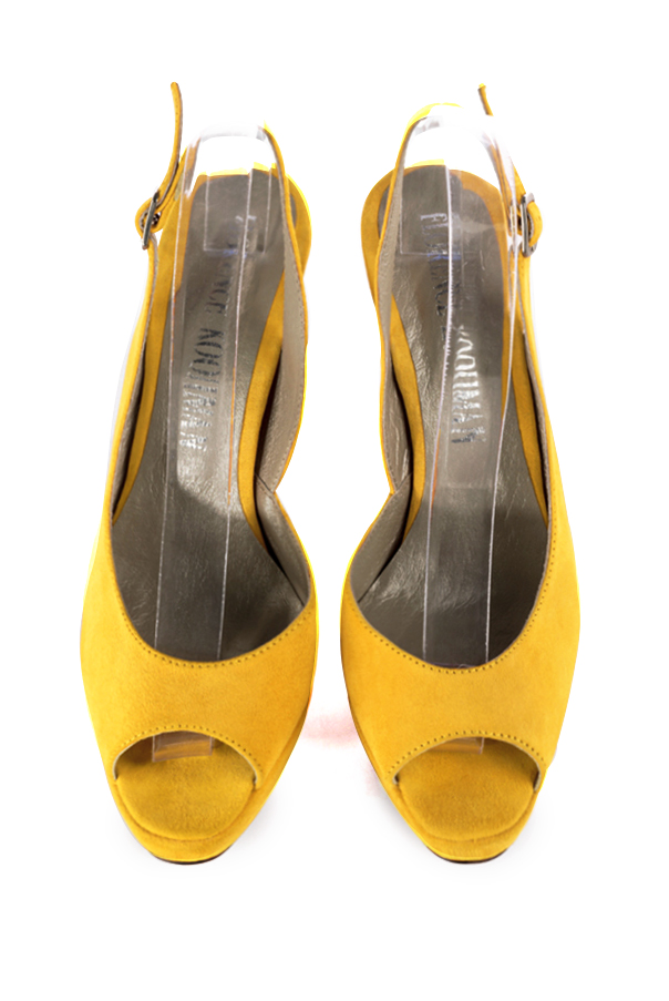 Sandales élégantes et raffinées pour soirées et cérémonies, coloris jaune soleil. Bout rond. Très haut. Talon fin. Plateforme à l'avant. Cérémonie, soirée, cocktail, évènementiel. Personnalisation : Choix des cuirs, 
                des couleurs et des talons. Petites et grandes pointures. - Florence KOOIJMAN